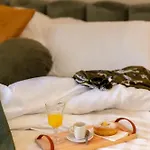 Deza Luxe Colosseum View 2br 2bt Modern Style Apartment