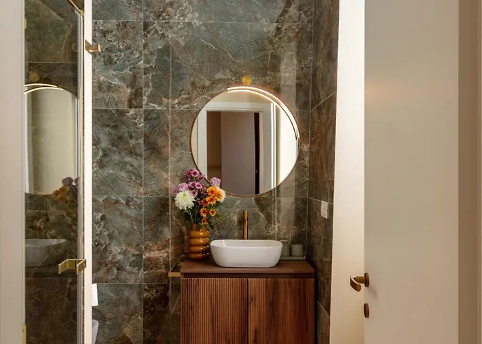 Deza Luxe Colosseum View 2br 2bt Modern Style