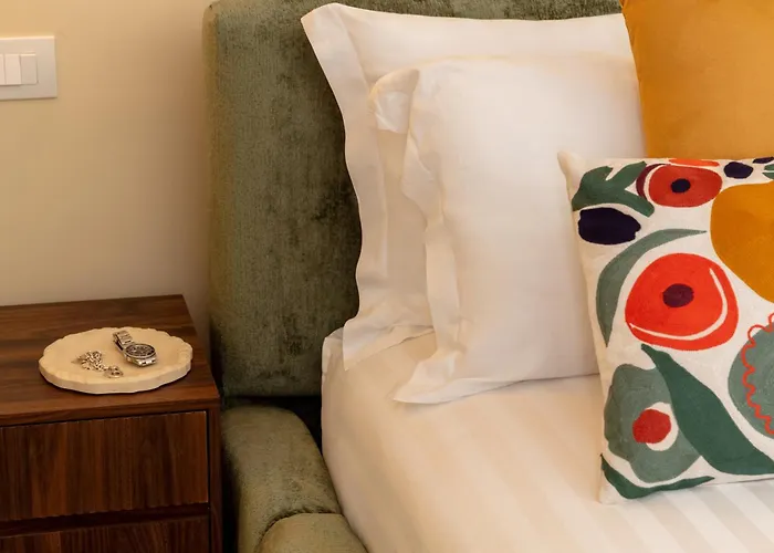 Deza Luxe Colosseum View 2br 2bt Modern Style Rom