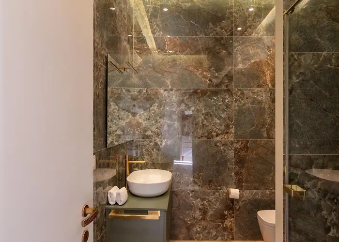 Deza Luxe Colosseum View 2br 2bt Modern Style Rom